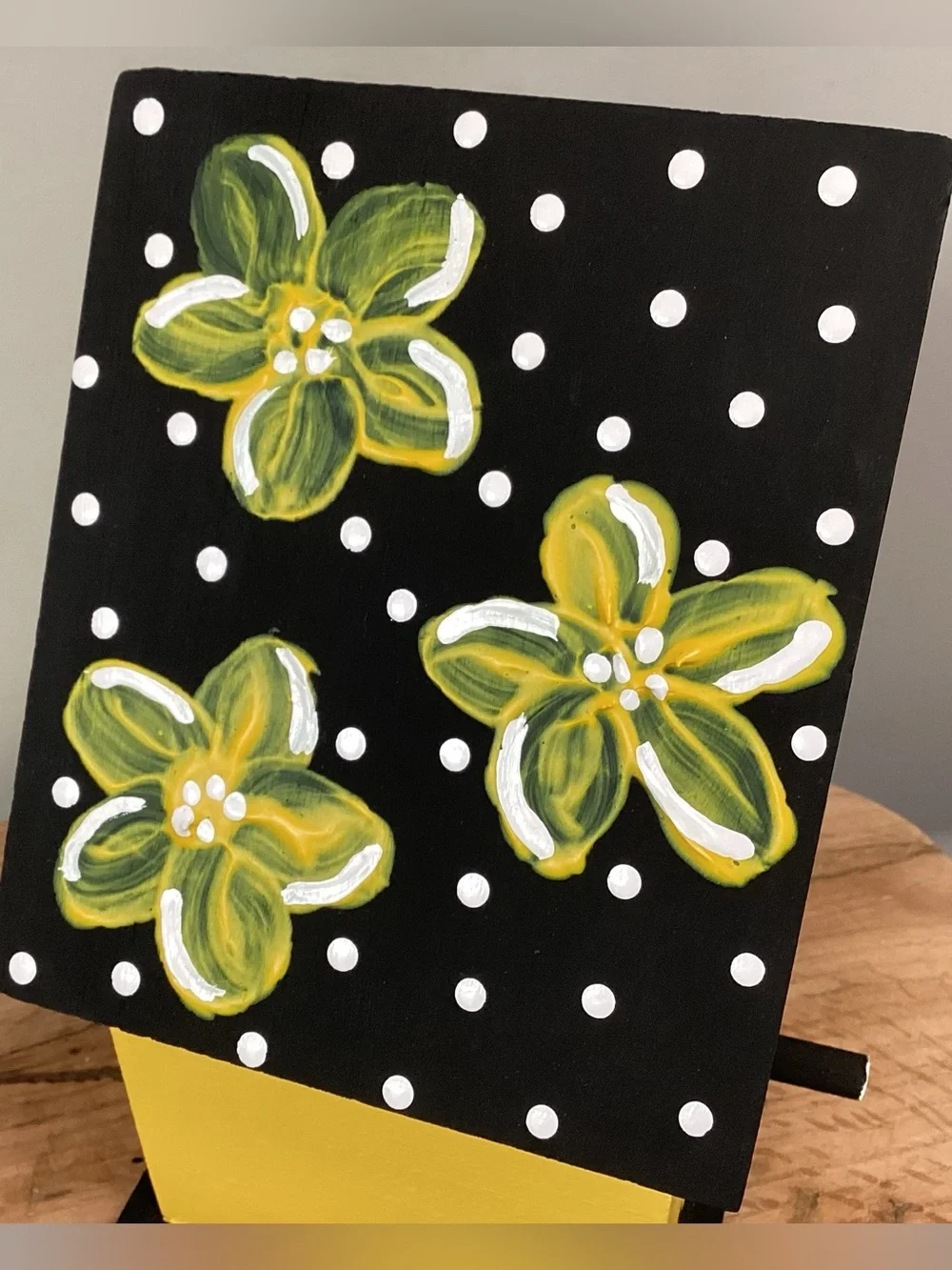 🟡 Hand Painted / Solid Wood & New - Beautiful Birdhouse with Floral Design